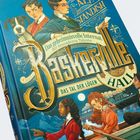 Baskerville Hall, das geheimnisvolle Internat der besonderen Talente. Illustration mit Jugendlichen und einem Hund.