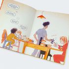 Texte: "Soll ich ma mein größtes Geheimnis der Welt zeigen?", "Ja.", "Aber vielleicht hast du dann Angst.", "...", "Ich zeig's dir lieber nich.", "Doch! Ich kuck auch nur mit ein Auge hin." Illustration: Drei Personen in Küche, eine macht Kaffee, andere sitzen am Tisch mit Essen.