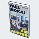„YAEL INOKAI“, „ROMAN“, „DIE AUSTER“ in markanten Buchstaben. Hintergrund hat ein Gemälde einer belebten Szene.