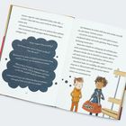 Zwei Seiten eines Kinderbuchs mit Text, darunter ein Gespräch über "Jussi" und "Silas". Illustration: Zwei Jungen mit Tasche.