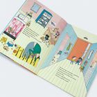 Zwei Seiten eines Kinderbuchs mit bunt illustrierten Szenen in einem Haus und Textpassagen in der Mitte jeder Seite.