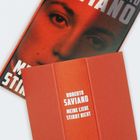 Text: "ROBERTO SAVIANO MEINE LIEBE STIRBT NICHT." Eine Buchrückseite in Rot ist vor einem Cover mit Gesicht in Rottönen.