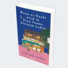 Buchtitel: "Wenn es Nacht wird in Frau Yeoms kleinem Laden". Autor: Kim Ho-yeon. Ein kleiner, beleuchteter Laden ist dargestellt.