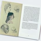 Links Illustrationen: antiker Kopf, Schädel, Profil einer Frau, Affenkopf. Rechts Text über Brückes Buch zur menschlichen Gestalt.