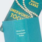 „Miriam Carbe, Unerwünschte Töchter“ in großen, klaren Buchstaben auf zwei türkisfarbenen Buchcovern.