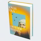 Buchtitel "Offener Himmel" von Jonas Eika. Cover zeigt Frauengesicht und Vögel im blauen Himmel in gelbem Rahmen.