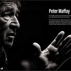 "Peter Maffay" und sein Lebenslauf in weißer Schrift auf schwarzem Grund. Profil eines älteren Mannes.