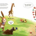 Text: „Mist, meine Füße sind noch nicht sortiert!“, „Ich hab ihn! Aua!“ Ein Hase tritt gegen einen Fußball; eine Giraffe blinzelt.