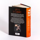 Rückseite eines Buches mit dem Text "LIFE IS A CABARET." Buchrücken: "LIZA MINNELLI." Schwarzer Hintergrund, orangefarbener Rand.