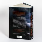 Ein Buchrücken mit rotem Titel: "Ein geheimes Vermächtnis. Ein verdecktes Verbrechen. Ein Unschuldiger unter Verdacht.“