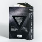 Rückseite: "Tausende schwebende Welten... Eine tödliche Maschine... Und eine Frau, die sich dem entgegengestellt." Buchseite: "VOIDVERSE".