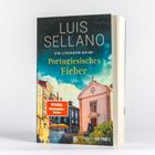 „Luis Sellano, Portugiesisches Fieber.“ Ein Gebäude mit Säulen vor bewölktem Himmel und pastellfarbenen Häusern.