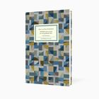 Ein Buch mit einem Zitat von Marie von Ebner-Eschenbach: „Wirklich arm ist nur, wer nie geträumt hat“. Bunte geometrische Muster.