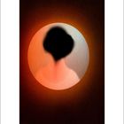 Eine verschwommene Illustration eines Kopfs von hinten, der in einem sanft beleuchteten Kreis zu sehen ist.