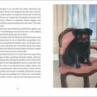 Seite 62. Ein schwarzer Mops mit roter Nase sitzt auf einem rosa Sessel vor einem Fenster.