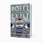 "Hotel Exile: Paris im Schatten des Krieges" von Jane Rogoyska. Blick auf ein beleuchtetes Hotelgebäude.