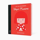 "Yayoi Kusama" in weißer Schrift auf rotem Hintergrund. Illustration eines Mädchens mit rotem Haar und gepunktetem Kleid.