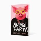 „Animal Farm“ von George Orwell. Illustration: Ein Schwein im Anzug mit goldener Brille, rosa Hintergrund.