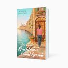 „Der kleine Buchladen am Canal Grande“ von Roberta Gregorio. Eine Frau steht vor einem Buchladen nahe eines Kanals.