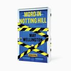 „MORD IN NOTTING HILL“ in Gelb auf einer blauen Tür mit schwarz-gelbem Absperrband, „MAY WELLINGTON“ in Schwarz.