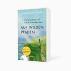 Buchtitel: "Auf wilden Pfaden". Autorin: Katherine May. Illustration zeigt eine Person auf einem Weg in grüner Landschaft.