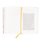 Offenes Buch, Text auf rechter Seite ab „SIE STEIGT am Bahnhof Zoo aus...“. Gelbes Lesebändchen. Linke Seite leer.