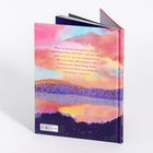 Der Text beschreibt, wie ein herzerwärmendes Buch in schweren Zeiten Unterstützung bietet. Illustrierte Landschaft in Pastelltönen.