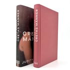 Zwei Bücher mit dem Titel "Gretas Männer" von Judith Reusch. Eines hat einen Umschlag, das andere ist rot.