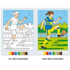„Vor dem Ausmalen“ zeigt ein unkoloriertes Fußballmotiv, „nach dem Ausmalen“ das gleiche Bild bunt ausgestaltet.