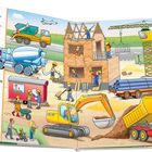 Oh, hier wird ein neues Haus gebaut! Aufbau einer Baustelle mit vielen Fahrzeugen. Arbeiter errichten ein Ziegelhaus.