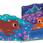 Text: "Der Mond steht hell am Himmel. Schlafenszeit für kleine Bären, findet meine Mama. Aber ich bin noch gar nicht müde!"

Illustration eines Bären mit einem schlafenden Fuchs und Nachthimmel voller Sterne und Mond.
