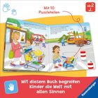 "Mit 10 Puzzleteilen. Mit diesem Buch begreifen Kinder die Welt mit allen Sinnen." Illustration: Einkaufsszene vor einem Supermarkt. Mama mit Kindern und Einkaufswagen, zwei Kinder essen Eis.