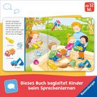 Kinder spielen im Sandkasten, mit Texten wie "die Schaufel", "der Lastwagen" zur Sprachförderung, Illustration.