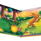 Ein brauner Hase trägt Laternen bei Sonnenuntergang in einer Wiese mit Blumen und Bäumen, geschmückt mit Luftballons.