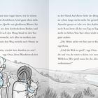 Zwei Personen mit Rucksäcken genießen die Landschaft, ein Kind hält ein Kuscheltier. Texte beschreiben ihre Gedanken.