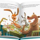 Ein Hase mit Mütze hält Kuchen, während ein Bär, ein Esel, eine Maus, eine Schlange und eine Eule um einen Tisch sitzen.