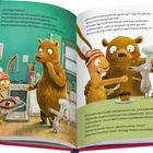 Zwei Seiten eines Kinderbuchs mit Illustrationen von einem Hasen, Bären und einer Maus in einer Küche beim Backen und Reden.