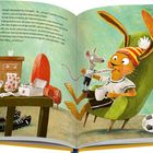 Text: „Heiliger Mäusespeck! Ein Schnupfen... äh... schnäuzt...“  
Illustration: Ein Hase im Sessel mit Tee, eine Maus misst Fieber. Möbel und Fußball umgeben sie.