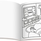 "Little Things" auf einem Fernseher. Illustration: Zwei Häschen auf einem Sofa in einem Wohnzimmer mit Obstschale auf dem Tisch.