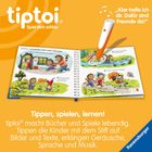 „Tippen, spielen, lernen!“ Ein Buch mit spielenden Kindern und einem Stift, der Klänge erzeugt. Oranger Hintergrund.