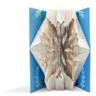 Ein blaues Buch, dessen gefaltete Seiten den Umriss eines Schmetterlings formen, flankiert von Pflanzenmustern.