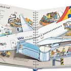 „Wann geht es endlich los?“ zeigt ein Flugzeug am Gate B6. Arbeiter laden Gepäck ein, Passagiere boarding, Reinigung.