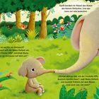 Ein kleiner Elefant sitzt mit seiner Mama im Dschungel. Umgeben von Tieren und Pflanzen; ein frecher Affe klettert.