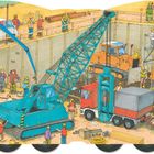 Illustration einer belebten Baustelle mit Kränen, Baggern und zahlreichen Bauarbeitern in Aktion.
