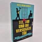"TEE, TOD UND DIE VERSIEGELTE TÜR" von Ross Montgomery. Silhouette mit Tablett, offene Tür, sitzende Figur. Kriminalroman.