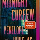 Auf dem Buchcover steht "MIDNIGHT CURFEW" von "Penelope Douglas". Ein gotisches Tor im Hintergrund mit Lichtscheinen.