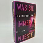 Auf vier gestapelten Büchern steht „Was sie immer wusste. Lia Middleton. Thriller. Piper“. Eine Frau auf einer Treppe.