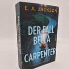 Auf dem Buchcover steht: "E. A. JACKSON", "DER FALL BELLA CARPENTER", "KRIMINALROMAN". Ein verlassener Kinderwagen auf einer nächtlichen Parkallee.