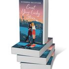 Text: "Count Your Lucky Stars", "Gibt es eine zweite Chance auf die erste Liebe?" Zwei Figuren vor Skyline und Berg.