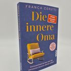 „Die innere Oma“ von Franca Cerutti. „Gelassenheit lernen von der weisesten Version deiner selbst“. Gelber Schaukelstuhl.